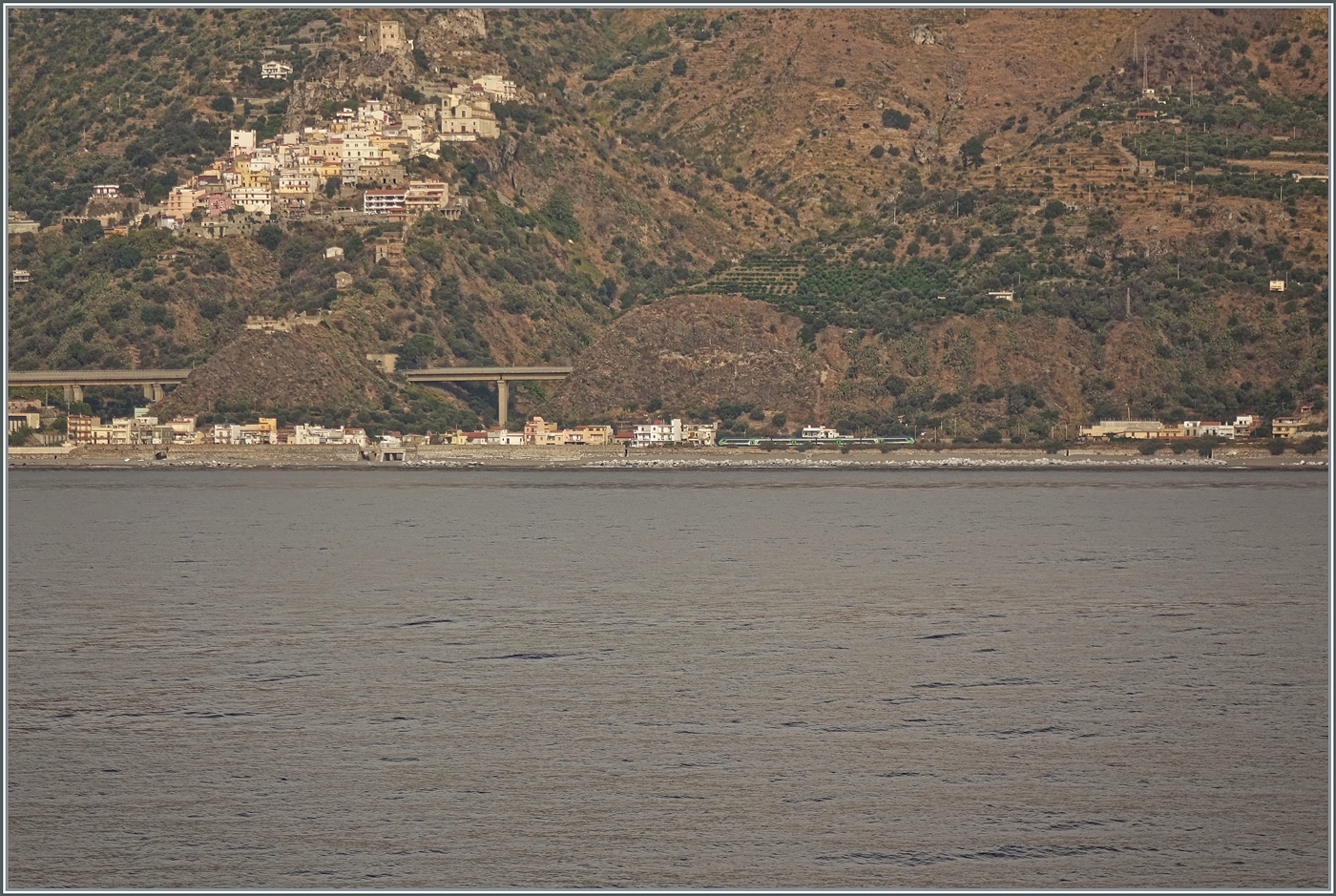 Zwischen Messina und Taormina-Giardini ist ein HTR 412  Blues  als R 12961 bei S.Alessio Siculo-Forza d'Agrò auf der Fahrt nach Catania.

24. Sept. 2025