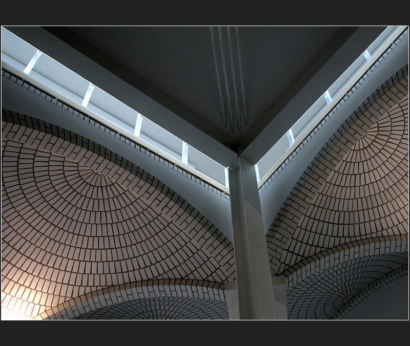 . Gegens�tzliches - Tageslicht und Kunstlicht, Gerade und Gebogen, Stahl und Stein: so gesehen im Landesmuseum f�r Technik und Arbeit in Mannheim. (Jonas)