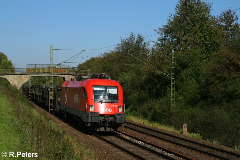 1016 033-1 zieht einen leeren Autozug bei Lohhof. 21.09.07