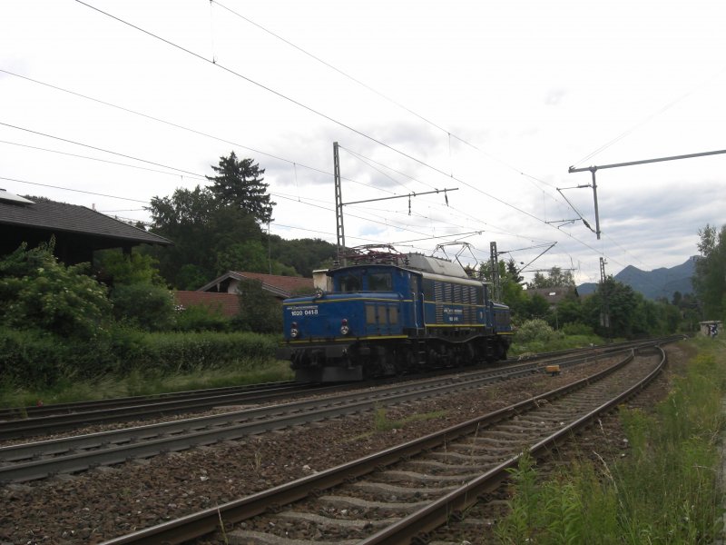 1020 041-8 der  Mitelweserbahn  am 8. Juni 2009 bei der Durchfahrt
des Bahnhofes von Prien am Chiemsee.