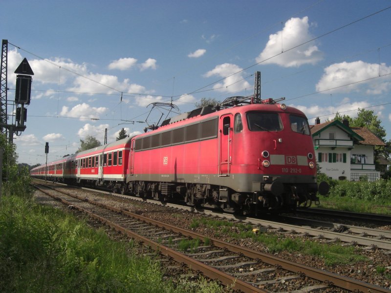 110 292-0 verlt soeben den Bahnhof von Prien am Chiemsee in
richtung Salzburg. Aufgenommen am 3. Juni 2009.