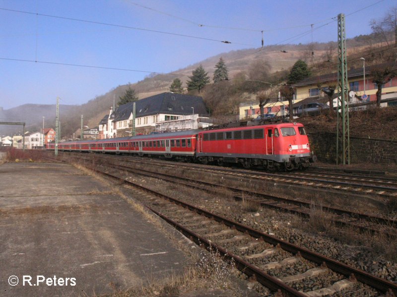 110 404-1 schiebt ein RB Koblenz in den Bahnhof Lorch an dem Rhein. 12.02.08