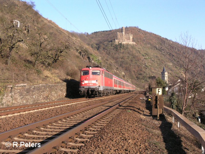 110 409-0 zieht bei Wellmich ein RE Koblenz. 12.02.09