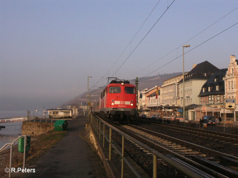 110 427-2 durchfhrt Rdesheim an dem Rhein mit ein RE Wiesbaden. 13.02.08