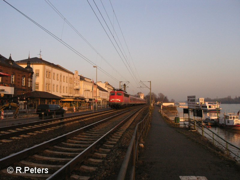 110 431-0 durchfhrt Rdesheim an dem Rhein mit ein RE Koblenz. 13.02.08