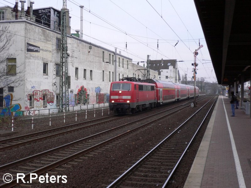 111 135 zieht ein RE6 nach Aachen durch Dsseldorf-Vlklingerstrasse am 06.01.06