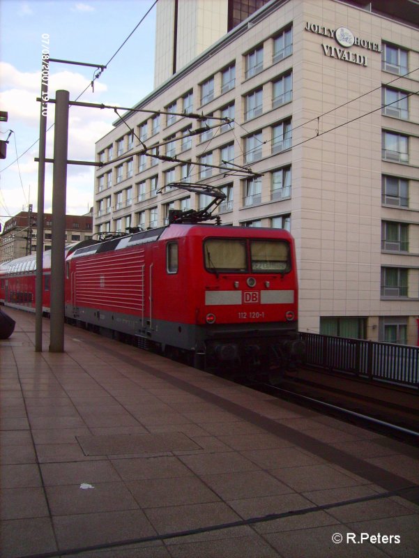 112 120-1 verlsst Berlin Friedrichstrasse mit den RE2 Cottbus. 08.07.07