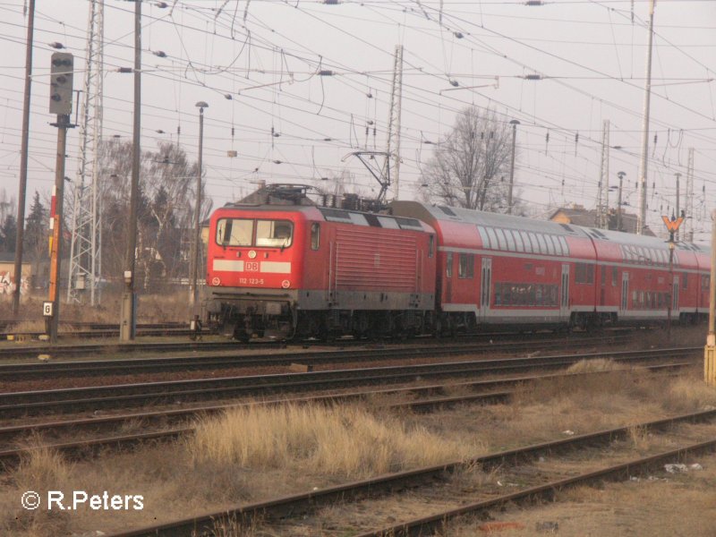 112 123 hat Eisenhttenstadt mit ein RE erreicht udn rollt nun aufs Ausweichgleis. 04.01.08