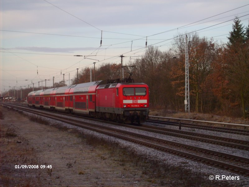 114 010-3 schiebt ein RE1 Brandenburg bei Berlin-Friedrichshain. 09.01.08