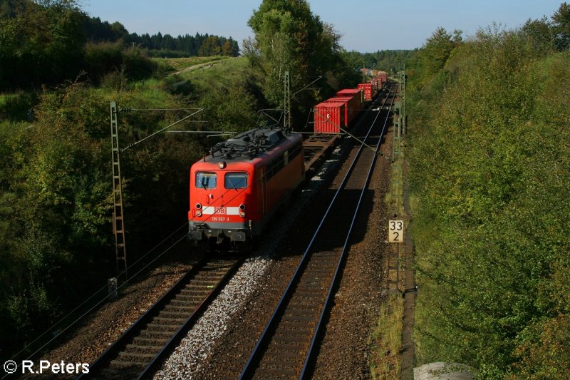 139 557-3 zieht bei Lohhof ein Containerzug. 21.09.07