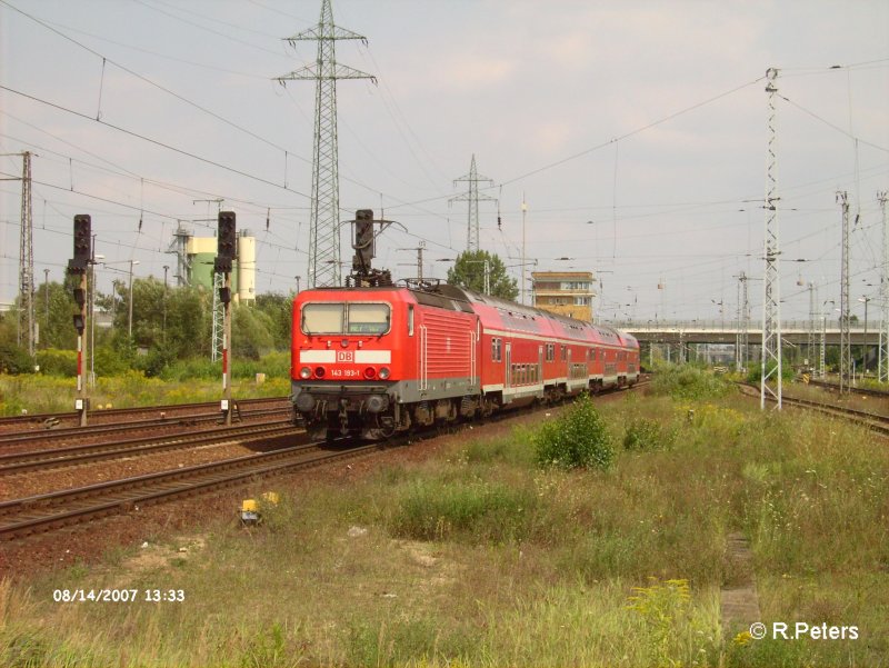 143 193-1 verlsst Berlin-Schnefeld mit den RE7 geschoben. 14.08.07