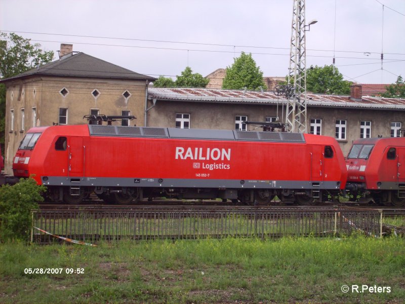 145 052-7 is auch eingekeilt zwischen Schwester Maschinen in Frankfurt/Oder. 28.05.07