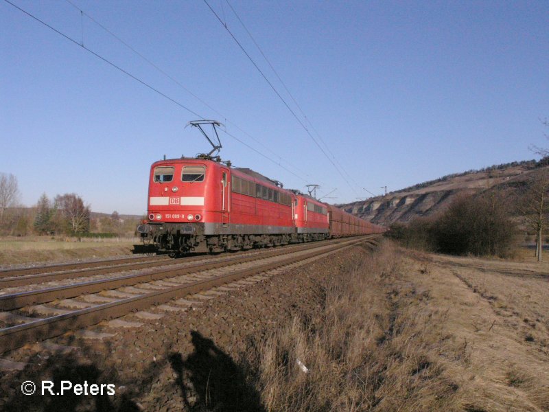 151 009 und eine Schwester Maschine ziehen bei Thngersheim ein Kohlezug. 16.02.08