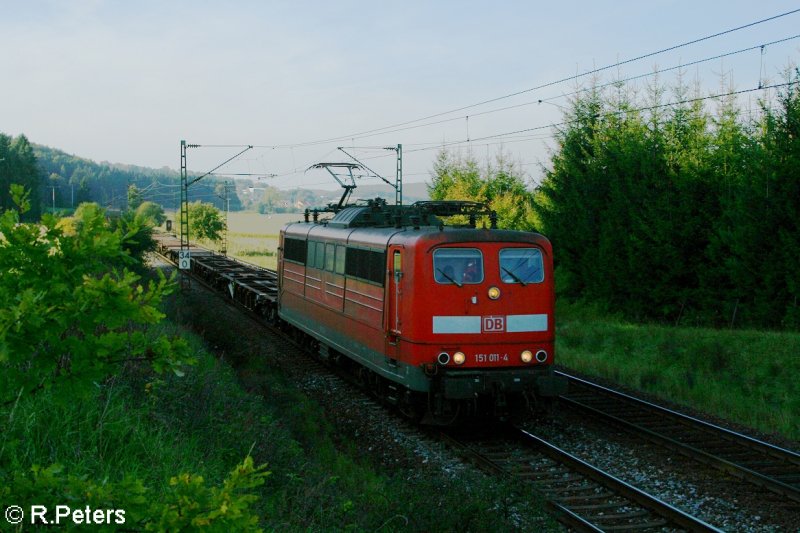 151 011-4 zieht bei Lohhof ein leeren Containerzug. 21.09.07