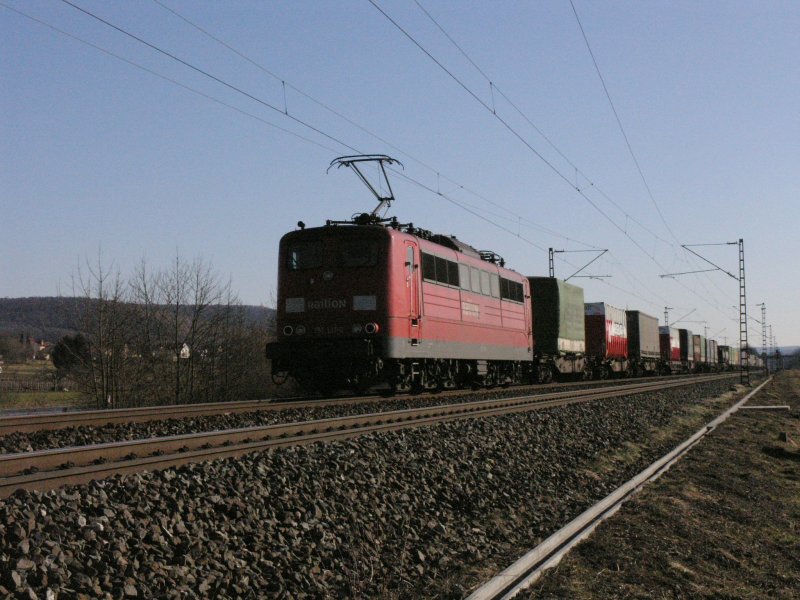 151 131-0 zieht ein Wechselpritschenzug bei Thngersheim. 16.02.08