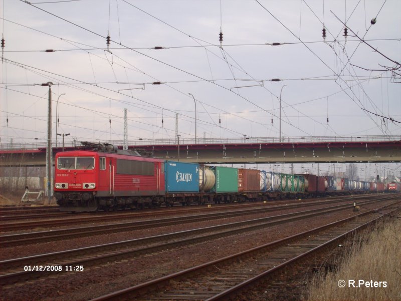 155 128-2 wartet in Eisenhttenstadt mit ein Containerzug. 12.01.08