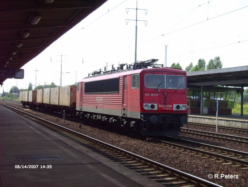 155 187-8 wartet in Berlin-Schnefeld auf die Weiterfahrt mit ihren Spezialzug. 14.08.07