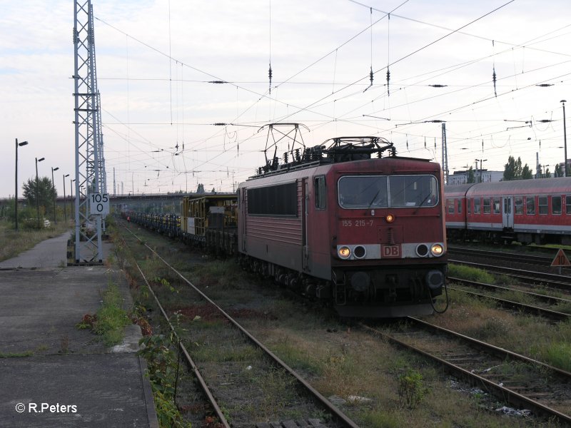 155 215-7 steht in Eisenhttenstadt am 03.10.07 mit ein Bauzug. 