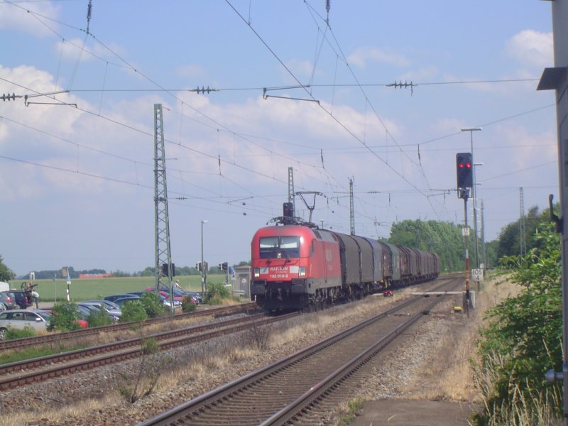 182 018 mit einem G�terzug richtung Regensburg