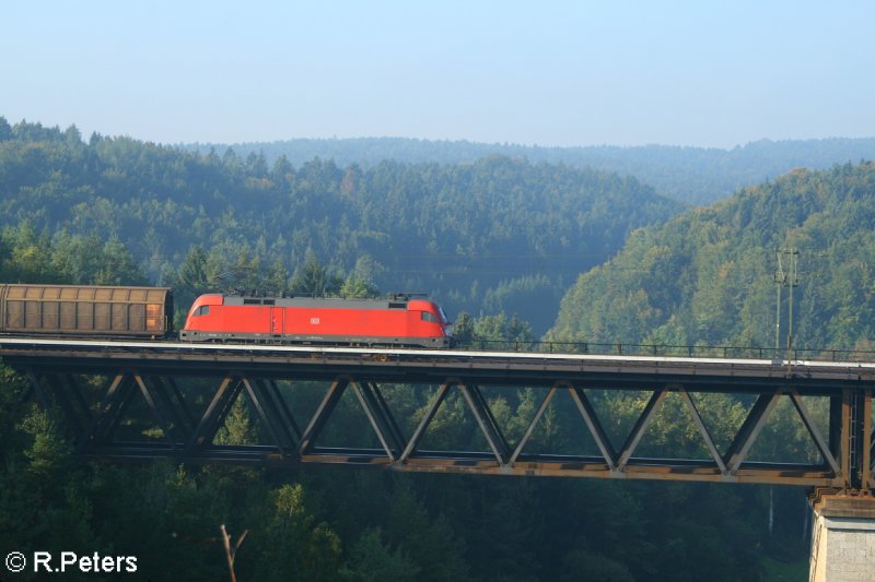 182 021-6 berquert die Brcke bei Beratzhausen mit einem gedeckten Gterzug. 21.09.07