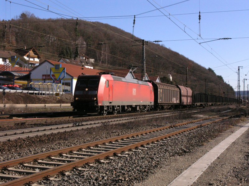 185 056-9 erreicht Gemnden mit ein gemischten Gterzug. 16.02.08