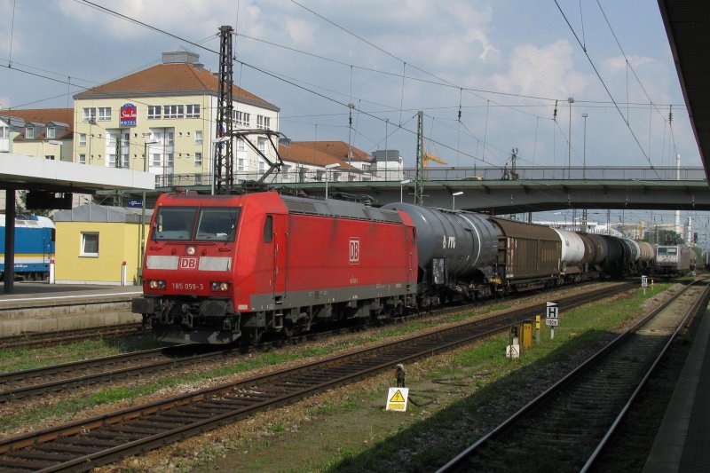 185 059 mit einem G�terzug am 28.08.2008 in Regensburg.