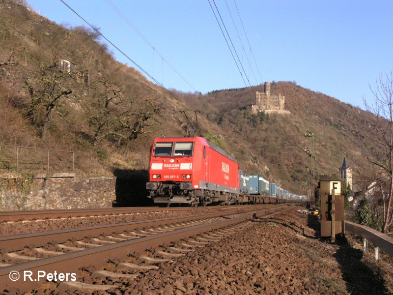 185 077-5 zieht bei Wellmich ein Wechselpritschenzug. 12.02.08