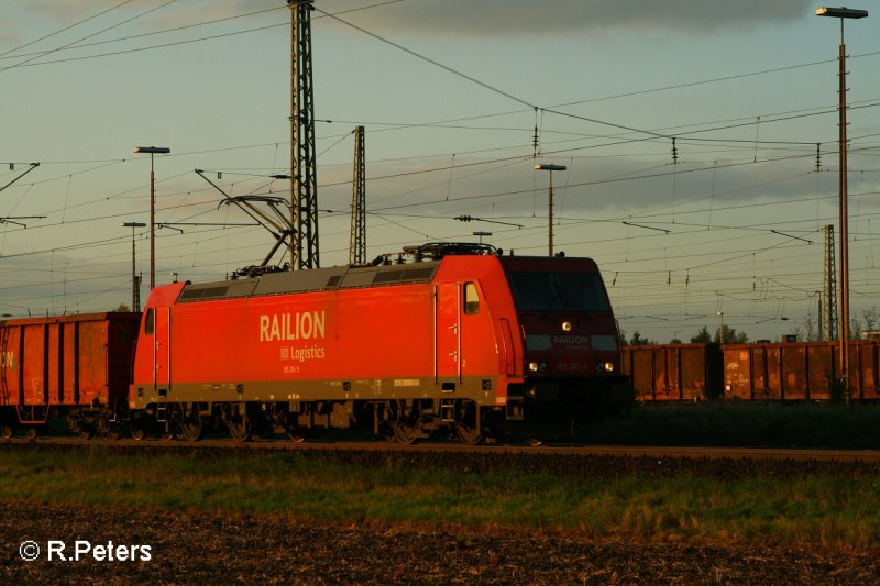 185 261-5 zieht ein gemischten Gterzug an Regensburg Ost vorbei. 13.09.07