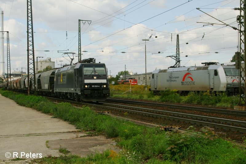 185 563-4 fhrt mit ein Getreidezug an Regensburg Ost vorbei. 13.09.07