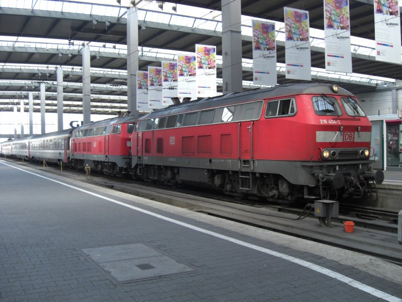 218 404-2 mit Anhang am 31. Mai 2008 im Mnchner Hauptbahnhof.