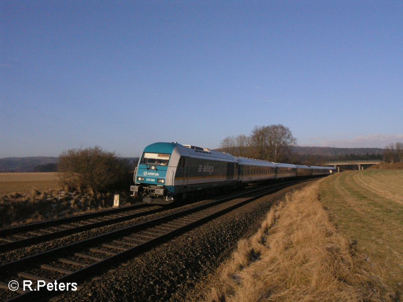 223 068 zieht ein Alex nach Mnchen durch die Kurve bei Oberteich.18.12.07