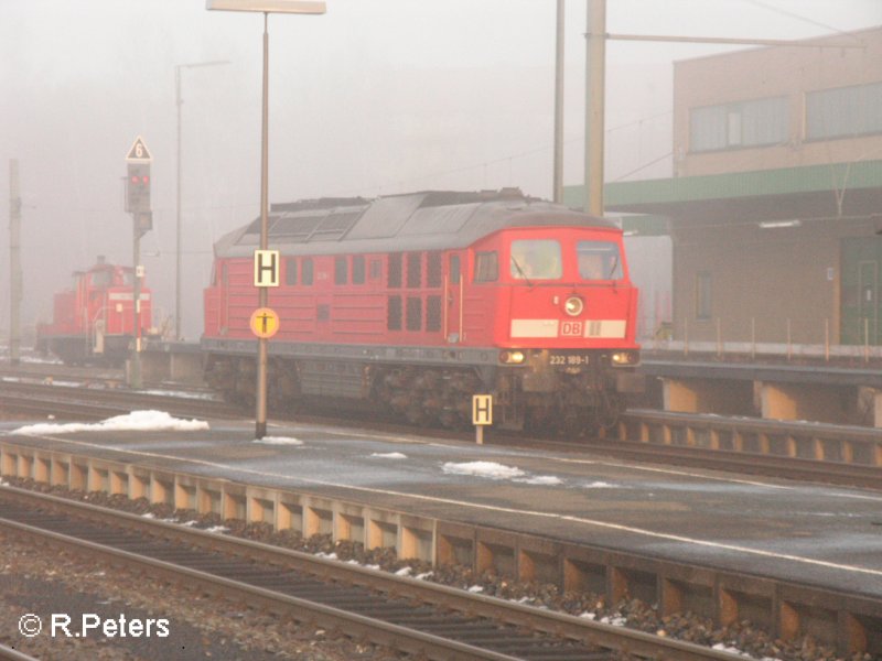 232 189-1 taucht aus dem Nebel auf in fhrt in Marktredwitz ein. 13.01.08