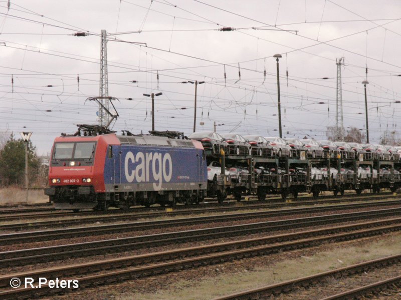 482 007-2 erreicht Eisenhttenstatd mit ein HGK Ford-Autozug. 06.02.08