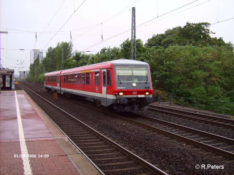 928 514 rollt solo in Richtung Dsseldorf HBF bei Dsseldorf Vlklingerstrasse vorbei. 01.08.06