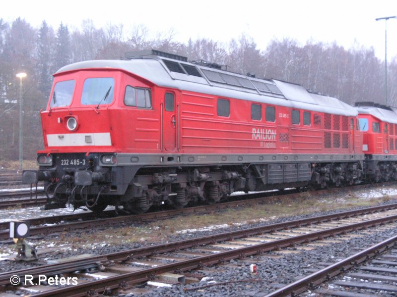 Am 18.11.07 fhrt 232 485-3 die Schlange der abgestellten Loks an. Marktredwitz 18.11.07