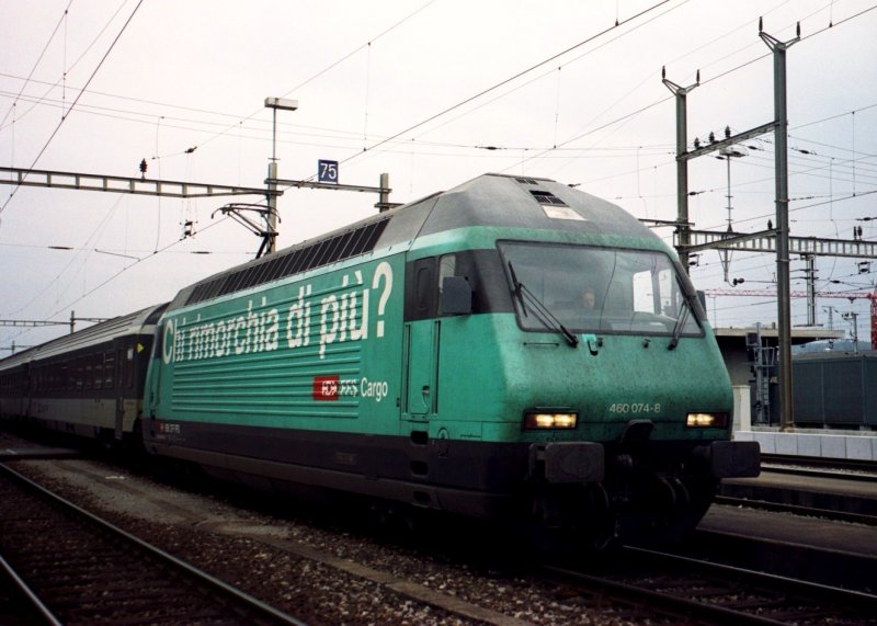  Chi rimorchia di pi�?  - oder auf  Wer hat die meisten Anh�nger? lautet die SBB Cargo Werbefrage auf der Re 460 074-8
(Biel/Bienne, den 16. September 2000)