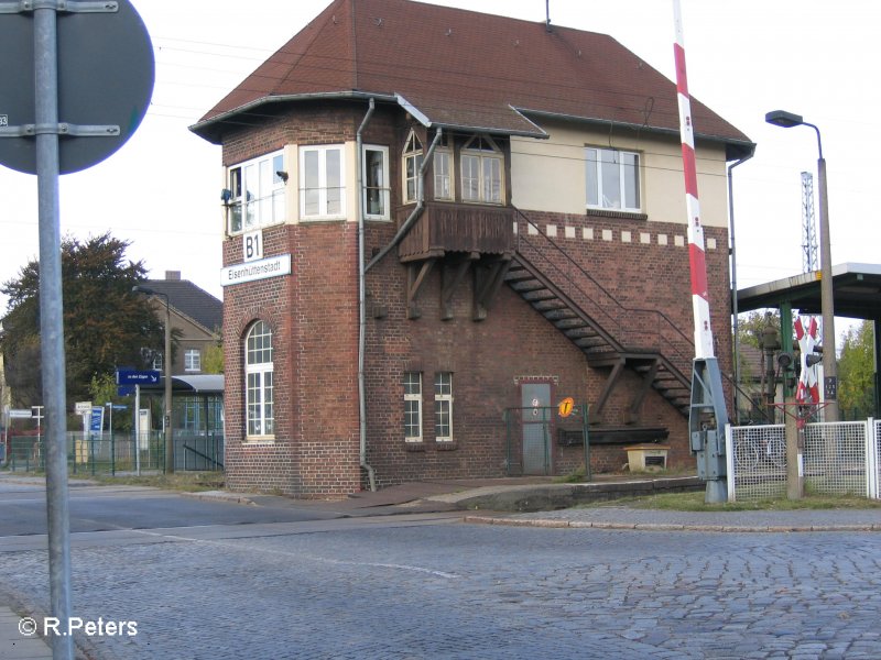 Das Stellwerk B1 am Bahnbergang und direkt am Bahnsteig.