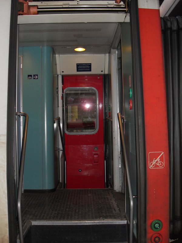 Der Ein/Aus-gang des RE 3566 