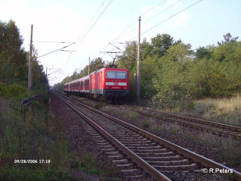 Der Gegenzug wird von 143 069-3 nach Frankfurt/Oder geschoben. 28.09.06