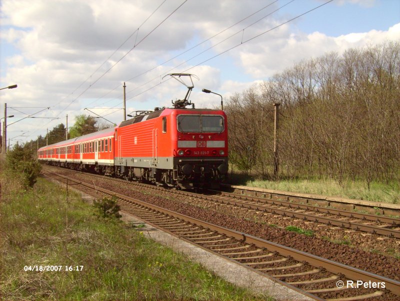 Der Gegenzug wurde von 143 821-7 geschoben. 18.04.07