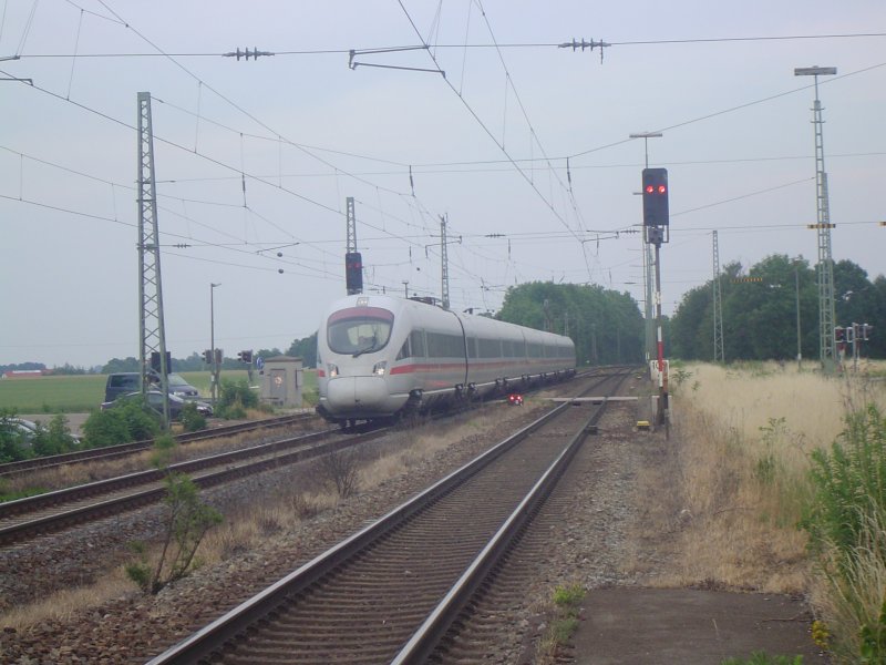 Der ICE-T bei der durch fahrt des Mangoldinger Bahnhofes