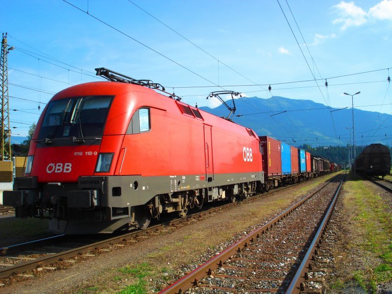 Die 1116 118 mit einem Cointainerg�terzug in Saalfelden.
