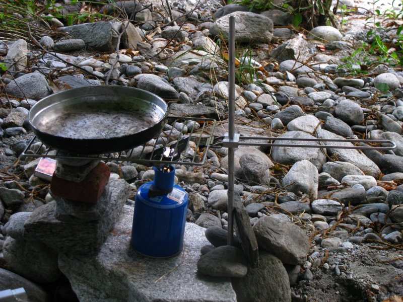 Die Kochanlage, mit der ich und drei Kollegen eine Woche lang gekocht haben. In hheren Lagen kam der Gaskocher leider nicht mehr ganz mit dem Heizen des Nudelwassers nach...