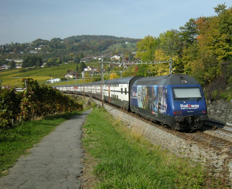 Die RailAway Re 460 005-2 mit einem IC bei Bossi�re am 15. Okt. 2009 