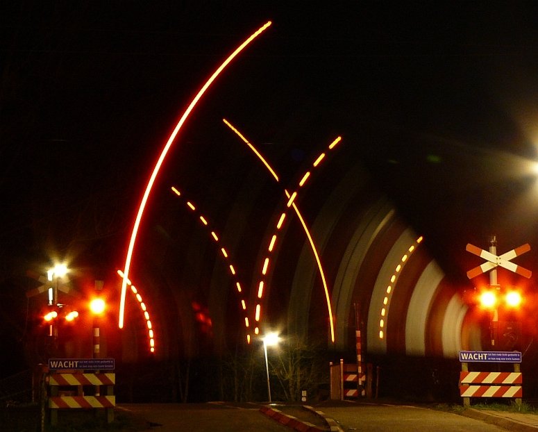 Ein Bahn�bergang fotgrafiert in der Nacht wenn ein Zug n�hert. Leiden 20-03-2009.