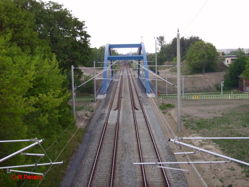 Ein Blick von der Inselfriedhofs-Brcke auf die Neue Oder-Spree-Kanal Brcke in Eisenhttenstadt.