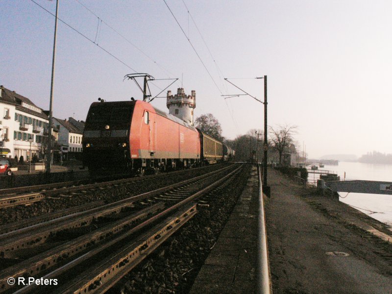 Eine 185iger durchfhrt Rdesheim an dem Rhein mit ein gemischten Gterzug. 13.02.08