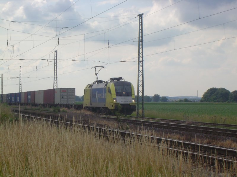 ES 64 U2 bei dem Halt wegen roten Signales im Bahnhof Mangolding