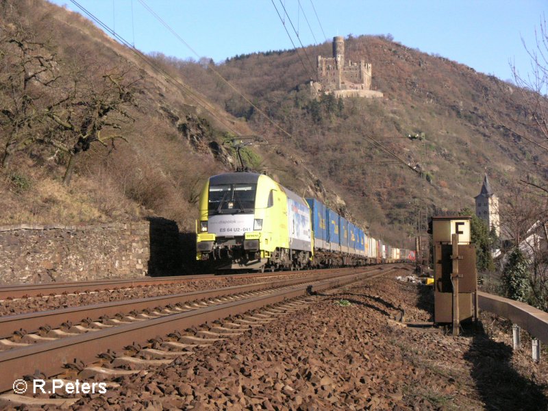 ES64 U2-041 (KNORR-Werbung) zieht bei Wellmich ein LKW-Walter Zug. 12.02.08