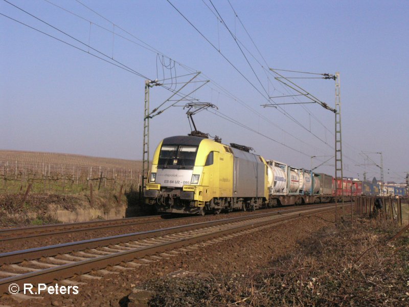 ES64 U2-095 zieht bei Oestrich-Winkel ein Wechselpritschenzug. 13.02.08